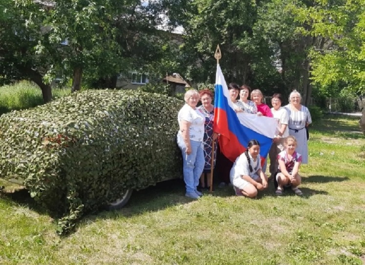 Саратовские женщины развернули маскировочные сети в День России