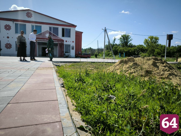 Чиновник пригрозил судом подрядчику за бугристую плитку под Саратовом
